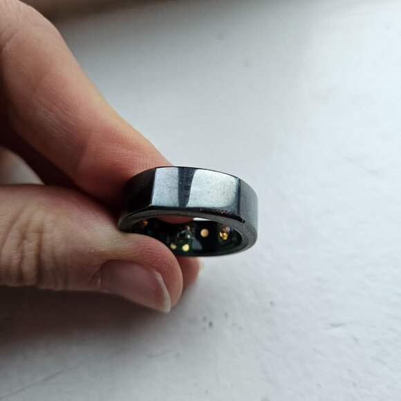 Gen 2 Oura ring with charging base and cord - Picture 4 of 5
